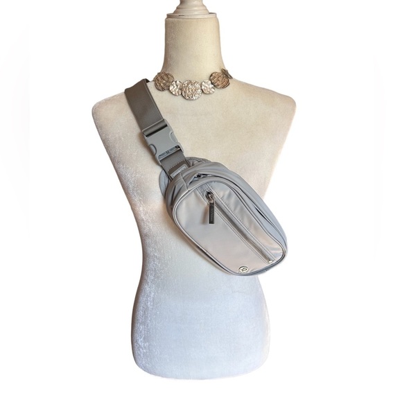 Lululemon Silver Wanderlust Belt Bag - NWOT - Picture 2 of 15